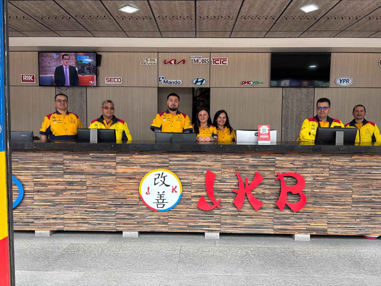 Equipo comercial de Japón Korea Bogotá asesorando autopartes Hyundai y Kia